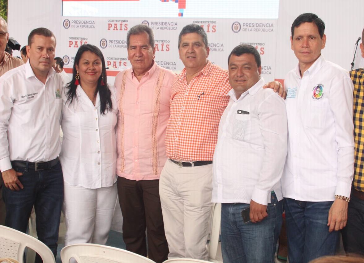 Alcaldes de los municipios de Teruel, Baraya, Santamaría, Palestina y Altamira y la alcaldesa de Colombia - Huila.